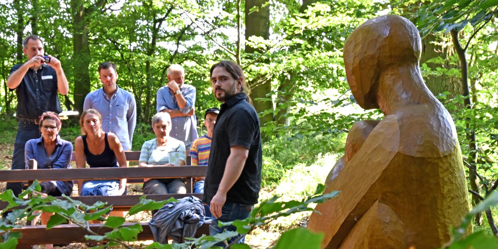 Holzbildhauer Oliver Nischwitz vor seiner Skulptur im Bestattungswald 12 Apostel (Foto: Klaus Holdefehr)