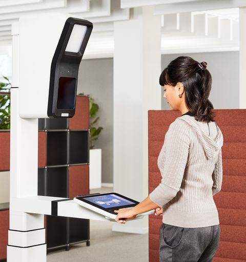 PointID-Stand, Aufbau mit Bedieneinheit, Bürgerin bei Fingerabdruckerfassung (Foto: Bundesdruckerei GmbH)