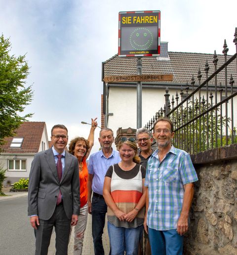 Ortsbeirat und Bürgermeister freuen sich über die neue Geschwindigkeitsanzeige