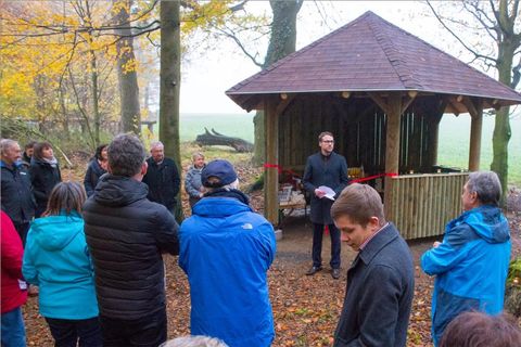 Bürgermeister Philipp Thoma weiht die Schutzhütte am Bestattungswald ein <br> (Foto: Bernd Dörwald)