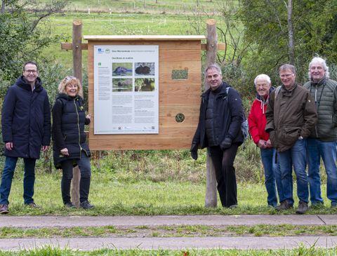 Die neue Info-Tafel über Biber am Pfad der Vielfalt in Fischbachtal (Foto: Bernd Dörwald)