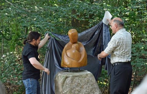 Oliver Nischwitz und Wilfried Speckhardt enthüllen die Skulptur im Bestattungswald 12&nbsp;Apostel (Foto: Klaus Holdefehr)