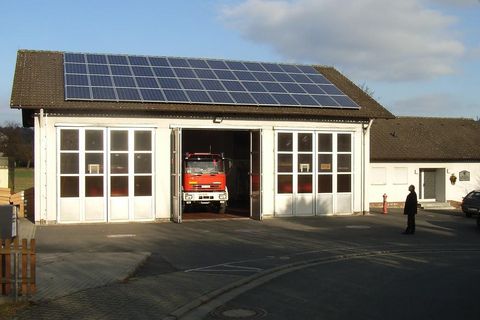 Photo&shy;voltaik&shy;anlage auf dem Dach des Feuer&shy;wehr&shy;hauses in Niedern&shy;hausen <br>(Foto: Stephan Kühn)