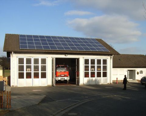Photo&shy;voltaik&shy;anlage auf dem Dach des Feuer&shy;wehr&shy;hauses in Niedern&shy;hausen <br>(Foto: Stephan Kühn)