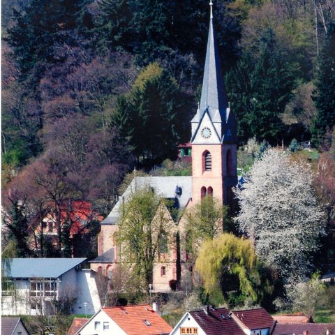 Kirche Niedernhausen von Nonrod aus (Foto: Bernd Scheider)